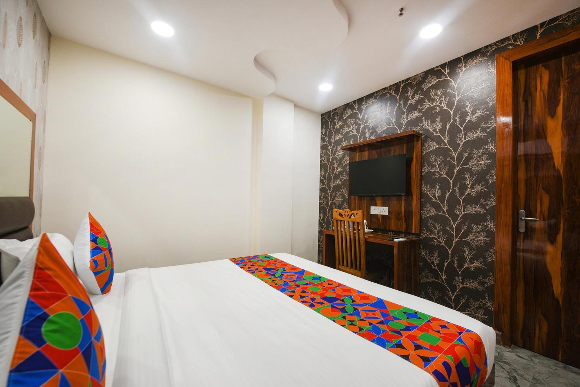 Fabhotel Mona Continental - Nr Laxmi Nagar It Hub New Delhi Exterior photo